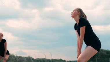 yaz tatil, spor ve insanlar kavramı - top sahilde voleybol oynamak olan kadın.