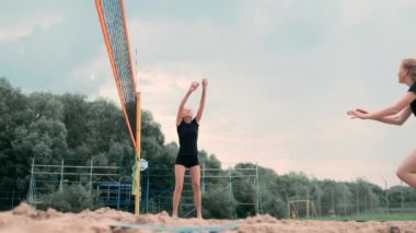 Sahilde voleybol oynayan dört kız. Plaj voleybolu, file, bikinili kadınlar. Düz karikatür illüstrasyon. Oyunu başlatın, topu tutan kız