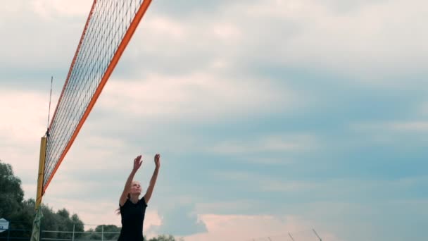 Profesyonel Plaj Voleybolu Turnuvasında Yarışan Kadınlar. Bir defans oyuncusu 2 kadın uluslararası profesyonel plaj voleybolu sırasında bir atış durdurmak için çalışır — Stok video