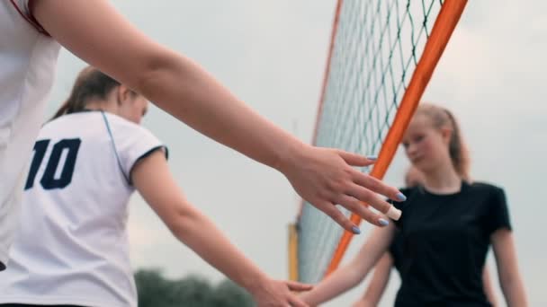 Крупный план приветствуя руки девушек волейболистки благодарят противника за последний матч в замедленной съемке . — стоковое видео