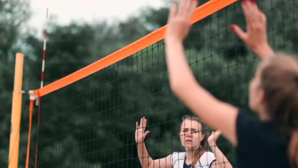 Profesyonel Plaj Voleybolu Turnuvasında Yarışan Kadınlar. Bir defans oyuncusu 2 kadın uluslararası profesyonel plaj voleybolu sırasında bir atış durdurmak için çalışır — Stok video