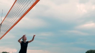 yaz tatil, spor ve insanlar kavramı - top sahilde voleybol oynamak olan kadın.