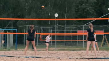 Profesyonel voleybol plaj turnuvasında kadın hizmet vermektedir. Voleybol net oyuncu uygularken görünümü engeller