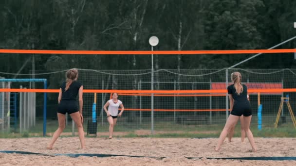 Voleibol profesional servir a la mujer en el torneo de playa. Voleibol neto el jugador bloquea la vista al aplicar — Vídeo de stock