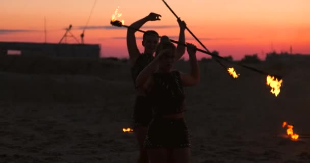 Professionella dansare kvinnor gör en eldshow och pyrotekniska prestanda på festivalen med brinnande gnistrande facklor. — Stockvideo