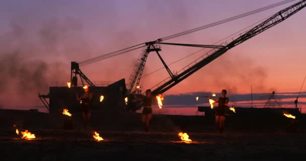 Ballerini di fuoco contro il tramonto. Una giovane donna posa con il suo cerchio di fuoco contro il tramonto durante la sua performance di danza . — Video Stock