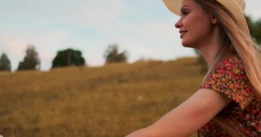 Orta plan şapka Blonde çiçekler ve gülümsüyor ile bir bisiklet sürmek olduğunu.