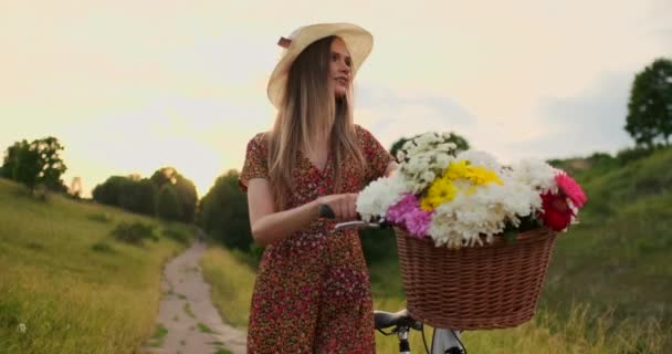 Elbise orta plan kız alanında bisiklet ve çiçekler ile gider. — Stok video