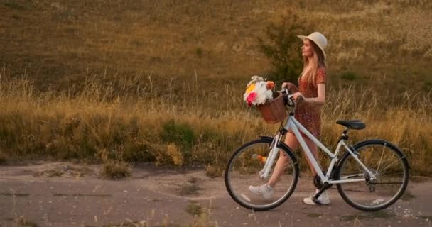 Pohled ze strany: usměvavá dívka v šatech s motorkou v létě na držadlu s květinami.