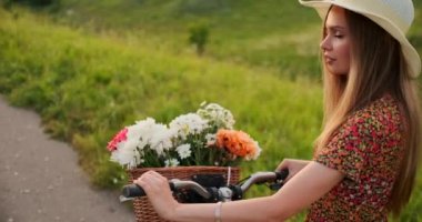 Geri plan: Elbise ve retro bisiklet yaz alanında yolda yürüyen güzel sarışın.