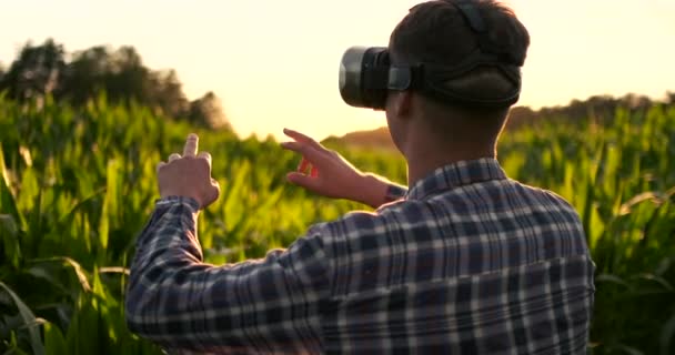 Розумний сільське господарство з IOT, футуристичний сільське господарство концепція: фермер носить VR або AR окуляри при моніторингу опадів, Темпо, вологість, рН грунту з занурення досвід на цифровий Голографічний екран — стокове відео