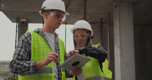 Retrato de los ingenieros de construcción que trabajan en obra — Vídeos de Stock