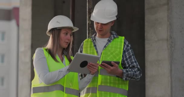 Portrait of construction engineers working on building site — Stock Video