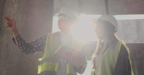 Retrato de los ingenieros de construcción que trabajan en obra — Vídeo de stock