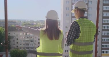 Geri şantiye de ofis planları gözden mimar ve teknisyen döndü.