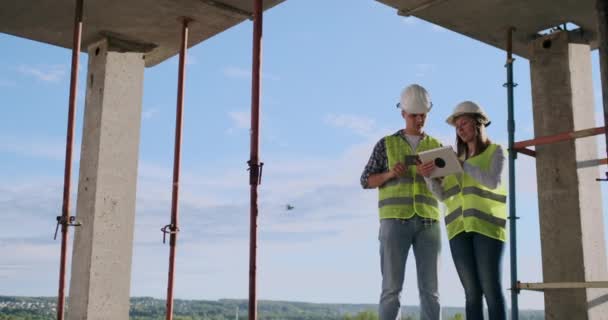 Bouw manager en ingenieur werken op bouwterrein. — Stockvideo