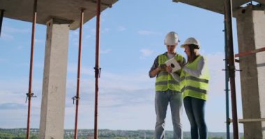 Endüstri Mühendisleri geri dönüşüm tesisi tablet ile çalışma.