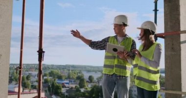 İnşaat Müdürü ve site oluşturmaya çalışan mühendis.