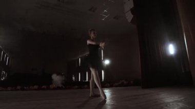 Prima balerin, Opera ve Bale tiyatrosundaki önemli performans öncesinde akşam geç saatlerde sahne ışıklarıyla sahnede eğitim alıyor. Kapalı
