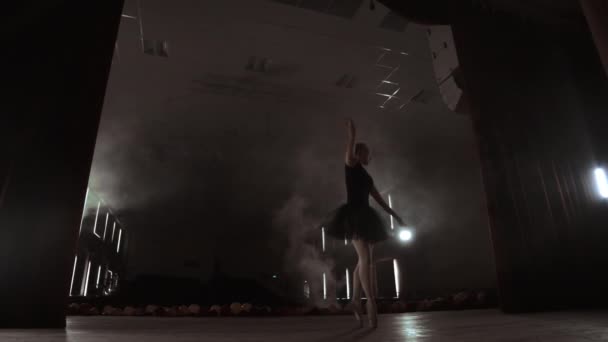 Elegante bailarina en vestido blanco bailando elementos de ballet clásico o moderno en la oscuridad con . — Vídeo de stock