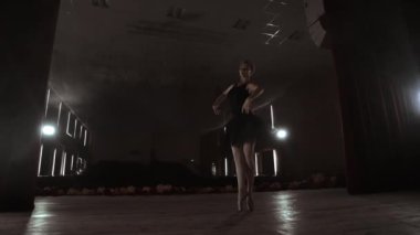 Yavaş Çekim. karanlık duman sahnede performans tanınmaz güzel balerin. Siyah saçlı sarışın kadın. Bale elbise eller ile dans.