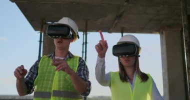 Vr kulaklık taşıyan fabrikanın ana mühendisleri, binanın şantiyede olması yla ilgili tasarlıyorlar. Sanal karma gerçeklik uygulamaları.