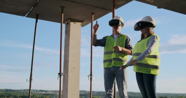 Μέση επάνω πορτραίτο δύο σύγχρονων εργαζομένων κατασκευών που χρησιμοποιούν VR Gear για να απεικονίσει τα έργα στο χώρο του ξενοδοχείου, αντιγραφή χώρου. — Αρχείο Βίντεο