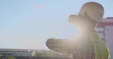 VR gözlük ile çalışan Builder. Builder VR gözlük gelecekteki dış inşaat yerinde ayakta ile projelendirilmesi.