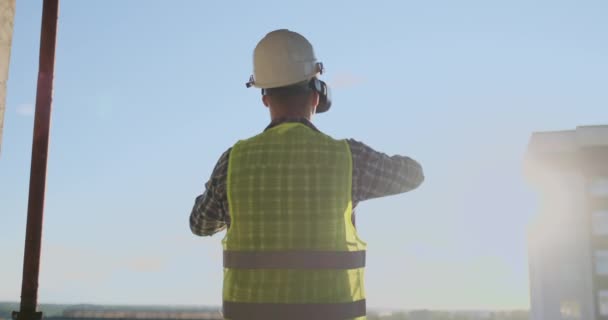 Costruttore che lavora con occhiali VR. Costruttore proiezione con VR occhiali futuro esterno in piedi presso il cantiere . — Video Stock