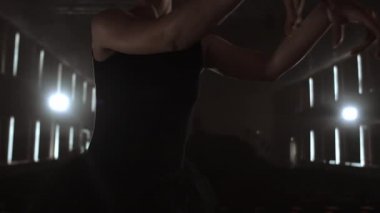 Yavaş hareket: arka planda ışık ve duman ile karanlıkta klasik bale Diligent genç zarif balerin dans unsurları. Karanlıkta güzel genç balerin