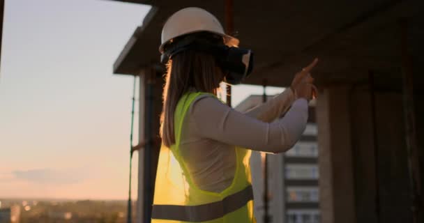 Mulher trabalhadora vestindo colete reflexivo tem experiência com fone de ouvido VR . — Vídeo de Stock