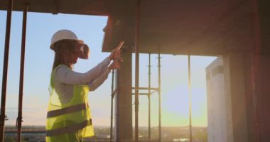 Kadın mühendis giyen Vr kulaklık yönetimi inşaat proje