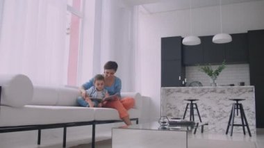 Oğlum içeride hikaye okuma oturan Anne.