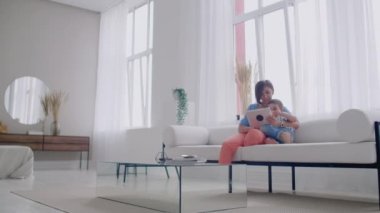 Anne ve oğul evde dijital tablet ile oynuyor. Genç Anne ile onu 5 yıl eski Smiling ile Digital Tablet içinde ev.