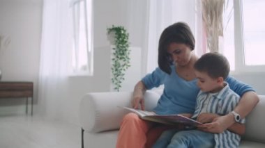 Oğlum içeride hikaye okuma oturan Anne.