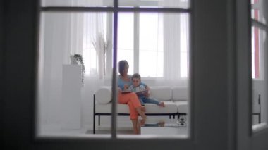 Oğlum içeride hikaye okuma oturan Anne.