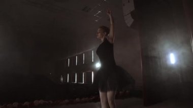 Sahnede Prima Bale Tiyatrosu dumandan prova performansı