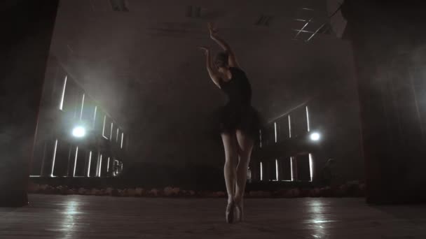 Rallentatore: il primo balletto in abito nero esegue rotazioni e danza movimenti aggraziati provando un programma solista. La fotocamera si muove su gimbal — Video Stock