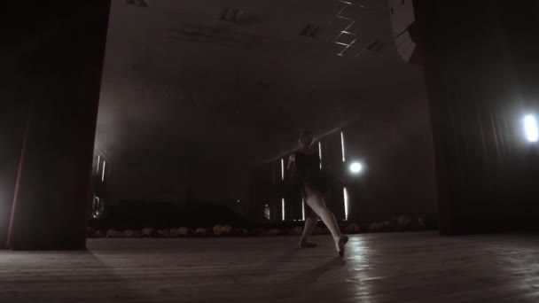 Zeitlupe: Primaballett in schwarzem Kleid führt Drehungen aus und tanzt anmutige Bewegungen, um ein Soloprogramm einzustudieren. die Kamera bewegt sich auf Gimbal — Stockvideo
