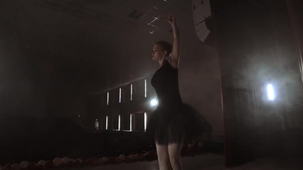 Teatro de balé Prima no palco ensaiando performance na fumaça — Vídeo de Stock