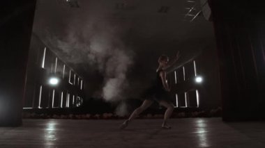 Yavaş hareket: sahnede Prima bale Contra karanlık ışığında performans prova. Koridorun ışıkları.