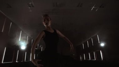 Sahnede Prima Bale Tiyatrosu dumandan prova performansı