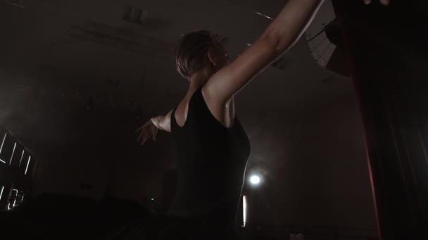 Une ballerine danse dans un hall avec des sièges vides. Une danseuse jouit du calme d'une scène vide et aucun public . — Video