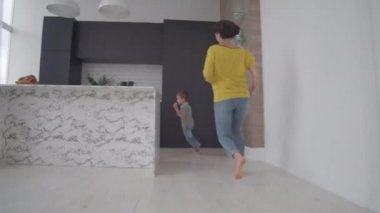 Anne ve bebek oğlu ev üzerinden çalışan Tag oynuyor ve gülüyor. Oğul annesinden kaçıyor ve mutfakta saklanıyor..