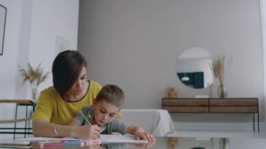 Renkli kalemler ve kahkaha ile bebek oğlu ile annesi.