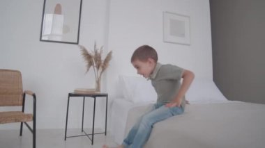 Anne ve bebek oğlu ev üzerinden çalışan Tag oynuyor ve gülüyor. Oğul annesinden kaçıyor ve mutfakta saklanıyor..