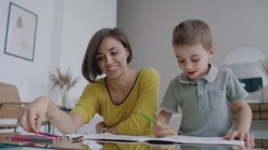 Renkli kalemler ve kahkaha ile bebek oğlu ile annesi.