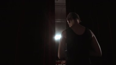 Güzel Prima Ballerina giren karanlık sahne belirlenmesi masumiyet duman siluet yavaş hareket.