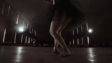Yavaş hareket: pounts ve dikey eksen boyunca kameranın pürüzsüz hareket balerinler bacaklar yakın-up. Bir balerin portresi.