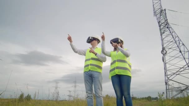 Инженеры работают с дополненной реальностью с помощью 3D очков виртуальной реальности. Женщина и мужчина-инженер работают с VR очками, пока мужчина держит — стоковое видео